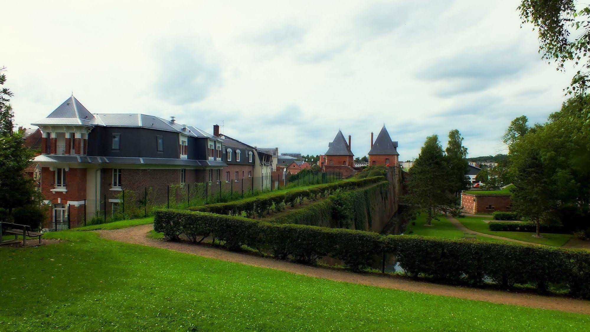 Auberge Des Remparts Péronne Exteriör bild